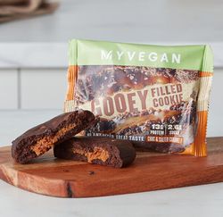 Myprotein  Veganské plněné proteinové cookie - 12 x 75g - Double Chocolate & Caramel