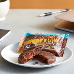Myprotein  Plněné proteinové cookies - Double Chocolate and Caramel